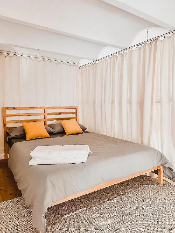 Habitacion Privada, Casa Compartida Con Pareja Private Room, Shared House With A Couple バルセロナ